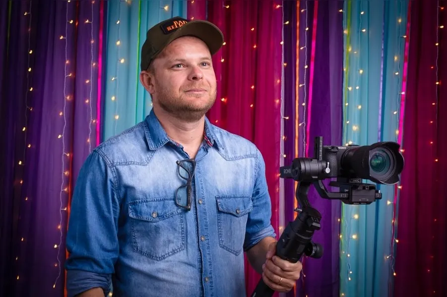 BDAY - Fabio Gurski recebeu as felicitações pela passagem de seu aniversário na última segunda-feira (30). Fabio é formado em Administração de Empresas, pós-graduado em cinema e atua a frente da sua empresa de vídeos, FF Films. Da coluna RC os votos de alegrias e sucesso!