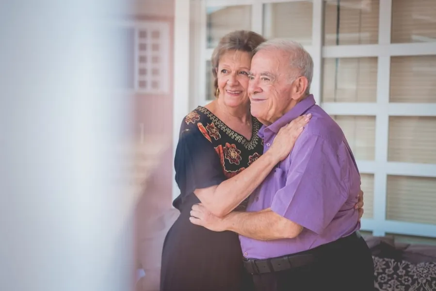  Teresa e Carlos Cury festejam os 58 anos de feliz união na próxima segunda-feira (6), bodas de vidro, objeto sólido, porém transparente e frágil, o material representa que, apesar dos anos de convivência, a relação só se mantém quando bem cuidada assim como o casal transmite na rotina diária. Exemplo de amor, amizade e companheirismo, Carlos e Teresa são a espinha dorsal da família e por toda sua vida conjugal transmitiu aos seus quatro filhos harmonia, carinho e respeito mútuo. Da coluna RC os votos de contínuas alegrias no seio familiar e muita saúde para seguir sendo exemplo de amor e perseverança! Parabéns!