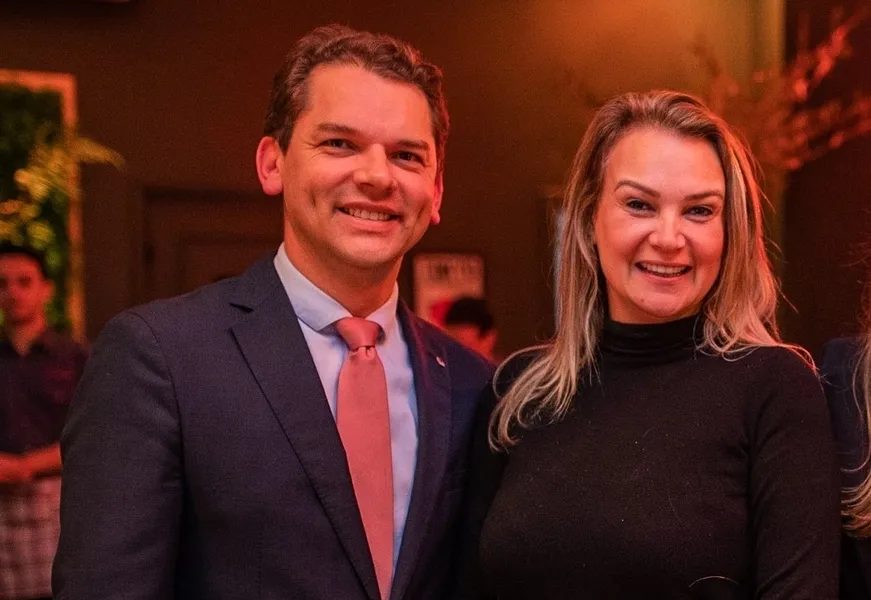 TROCA DE IDADE - A advogada Giorgia Bin Bochenek foi muito cumprimentada pela passagem de seu aniversário na última quarta-feira (1). No registro, Giorgia e seu marido Antonio Cesar Bochenek.  Da coluna RC os votos de alegrias e sucesso.