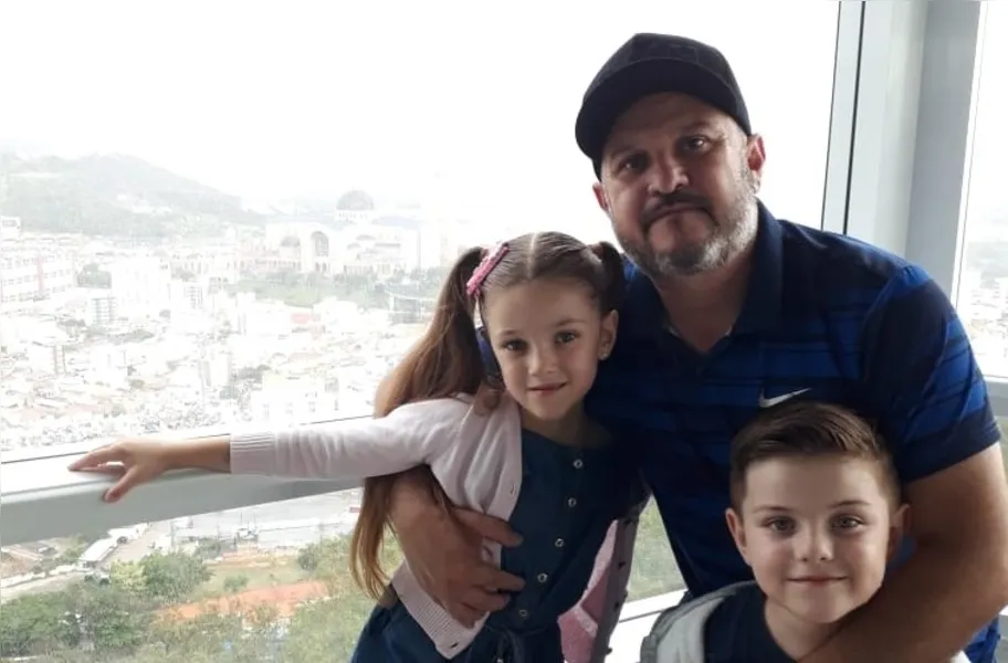 CELEBRAÇÃO - O empresário Aroldo Russo Filho receberá as felicitações pela passagem de seu aniversário na próxima segunda-feira (6). No registro especial, Aroldo com seus filhos Henrique e Helena Russo. Da coluna RC os votos de realizações.
