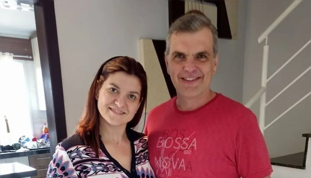 TIM TIM - O jornalista Regis Rieger será muito cumprimentado pela passagem de seu aniversário neste sábado (4). No registro Regis, com a sua esposa Kátia Brembatti. Da coluna RC os votos de realizações e felicidades.
