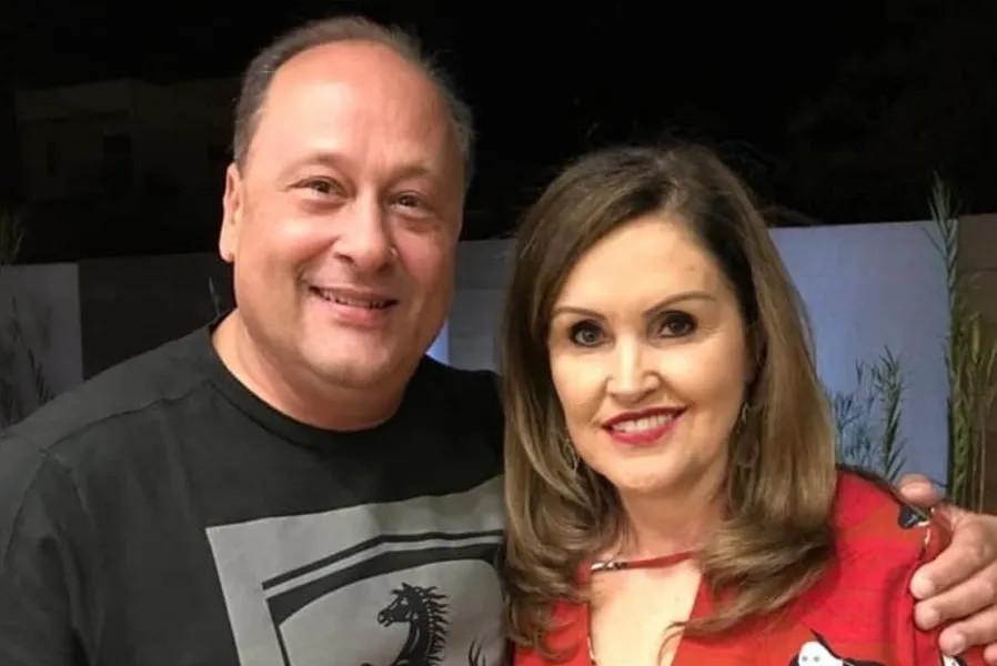 BODAS DE AVENTURINA - Rogério e Elaine Bueno

comemoraram nesta terça-feira (7), seus 37 anos de casados, Bodas de

Aventurina. A aventurina é uma pedra preciosa de beleza singular e também rara.

Assim são os 37 anos de união: preciosos! Da

coluna RC o desejo de anos de felicidade, união, amizade e amor.