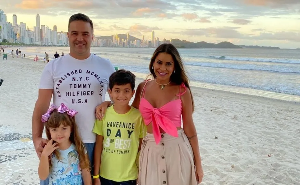 PORTRAIT – O casal Leonardo e Marina Pellissari, ao lado dos filhos Bernardo e Mariah, curte temporada de lazer e descanso em Balneário Camboriú.