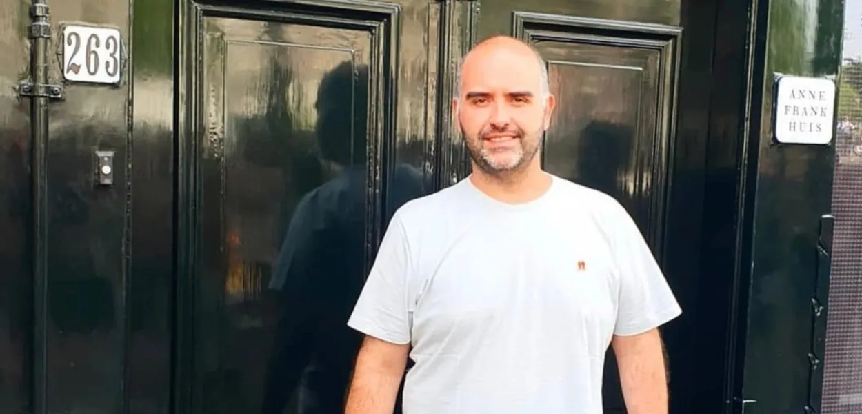 NOVIDADE- O conhecido chef Bruno Pellissari começa o ano de 2020 com uma super novidade para quem gosta de praticidade e novidades para seus convidados. Bruno inicia com o trabalho intitulado “Chef em Casa”, que é um serviço criado para atender o cliente dentro de sua própria residência, com uma variedade de opções de cardápios. De um coquetel para amigos, um jantar para familiares e até mesmo uma recepção profissional, Bruno atende com diversas sugestões, facilitando a sua vida na hora de bem receber. Informações: (42) 99902-0270