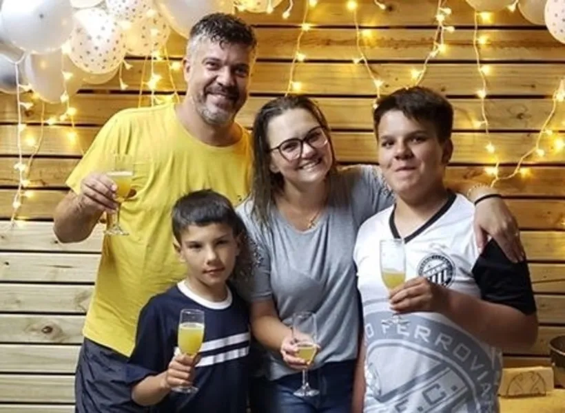 NIVER – A empresária Angela Kit Carbonar receberá as felicitações pela chegada de seu aniversário, neste sábado (11). No registro especial de Laertes Soares, Ângela e seu marido Marco Carbonar e os filhos João Guilherme e Lauro Augusto. Da coluna RC os votos de alegrias e sucesso.