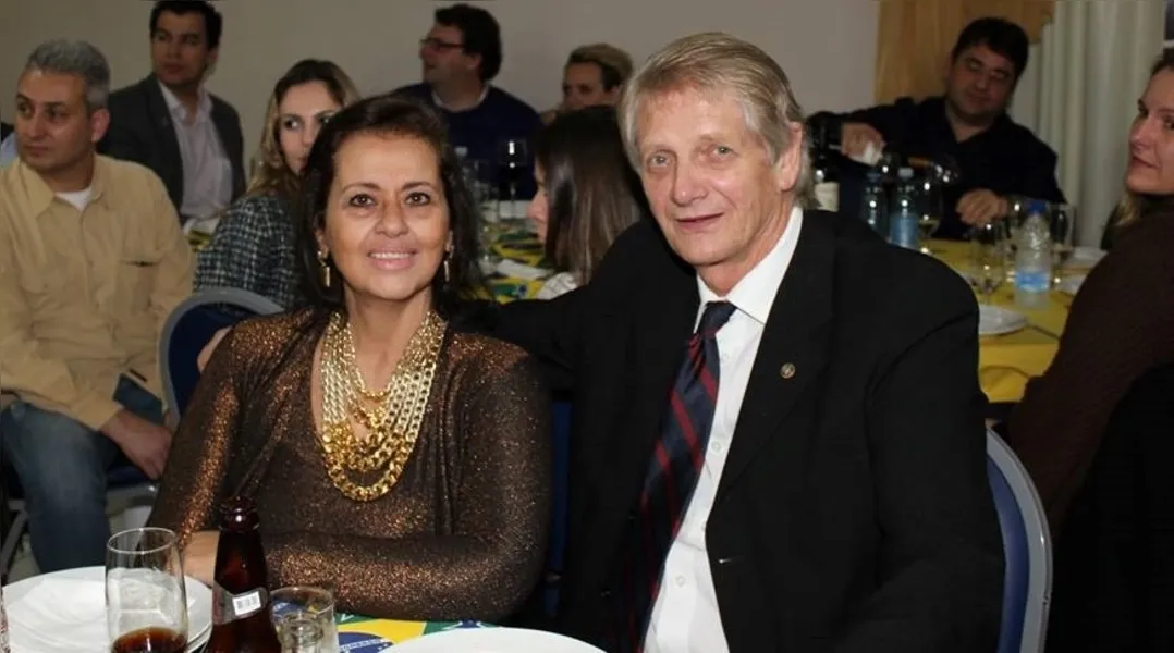 FELICITAÇÕES - O empresário e artista plástico Konstanty Horodyski será muito cumprimentado no domingo (12), pela passagem de seu aniversário. Konstanty que ao lado de sua esposa Cristina, vem no comando da Obra Primma Molduraria, brindando sua clientela com as novidades em molduras e papeis de parede. Da coluna RC os votos de saúde e felicidades.