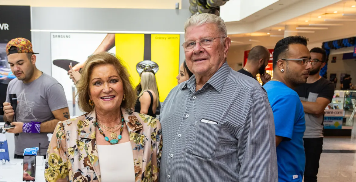  O integrante do Lions Clube Ponta Grossa Centro, Aymoré Índio do Brasil Pereira de Moraes na próxima segunda-feira (13), comemora ao lado de familiares a chegada de seus 82 anos de idade. Aymoré que deixou as marcas de seu trabalho em diversos cargos ocupados em clubes de serviços e no tradicional Clube Ponta Lagoa, merece nosso destaque. No registro, Aymoré e sua esposa Elba Lozza de Moraes. Da coluna RC os votos de felicidades infinitas. 