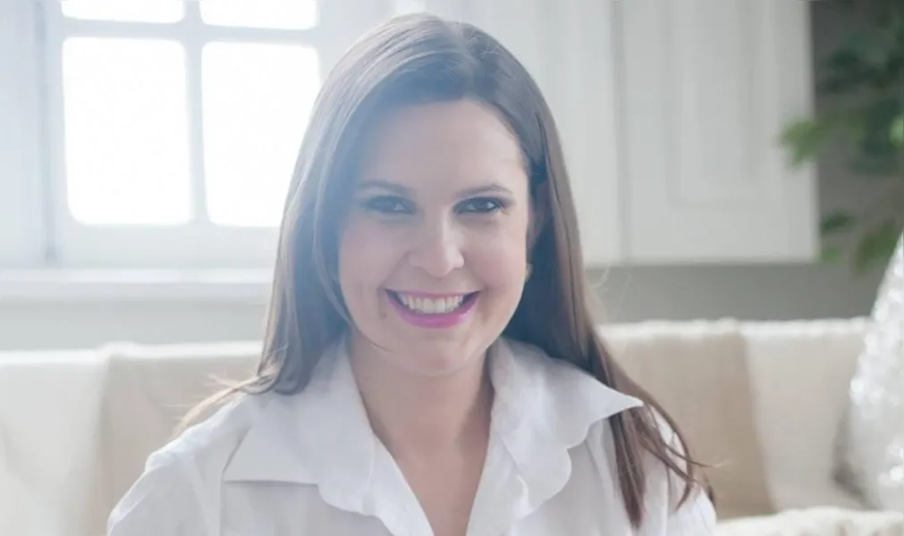 TROCA DE IDADE- A jornalista Cristiane Dresch recebe as felicitações pela passagem de mais um aniversário na próxima segunda-feira, 13. A frente da Assessoria de Comunicação da Viação Campos Gerais, é uma das mulheres fortes da imprensa princesina. Da coluna RC os votos de muitas realizações!