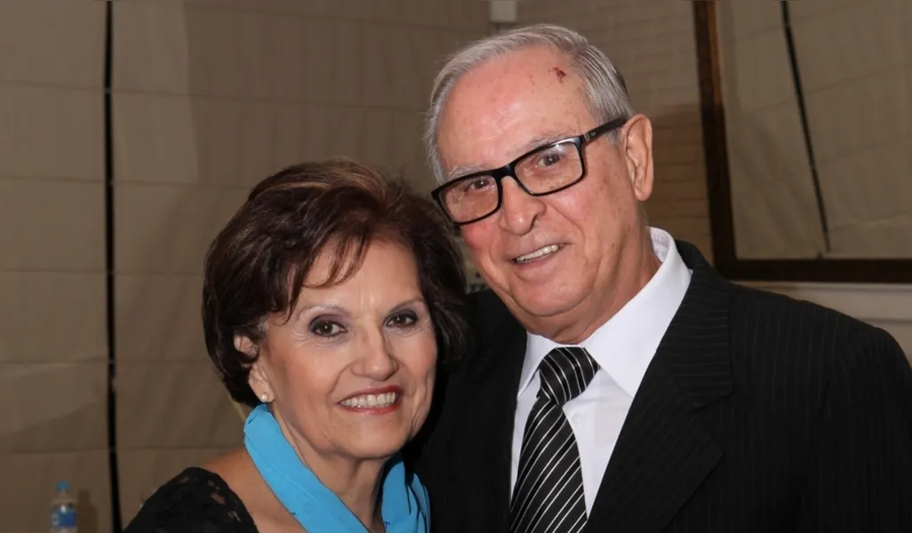 BODAS DE BRONZE - Zélia Maria Lopes Marochi e Caetano dos Santos Marochi, neste sábado (11) celebram seus 51 anos de feliz união, Bodas de Bronze.
Na mesma data, ela recebe muitas felicitações pelo seu aniversário. O casal integra o Lions Clube de Ponta Grossa Centro. O casal é exemplo de atuação em ações beneficentes e juntos construíram baseado na caridade e no amor ao próximo, uma sólida relação. Da coluna RC os votos de saúde e alegrias ao casal.