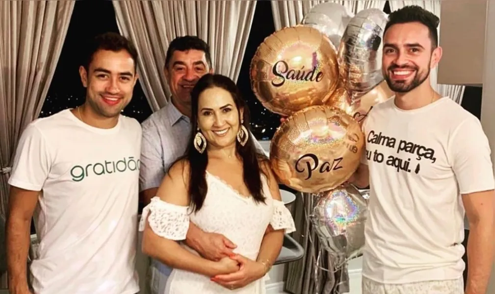 PORTRAIT – No registro especial, o casal Carlos e Val Albuquerque e os filhos Vinicius e Matheus Albuquerque.

