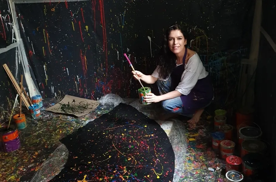 REGISTRO - A escritora Renata Regis Florisbelo aproveitou o início de ano para uma vivência artística no ateliê da produtora cultural Ana Maria Camargo, em Curitiba. A proposta é experienciar a pintura livre em telas ou roupas fortalecendo o processo criativo pessoal. O ambiente e as técnicas permitem liberar a imaginação e são um convite ao desprendimento, haja vista que o resultado final não pode ser controlado. Sem dúvida, uma boa metáfora para a própria vida.