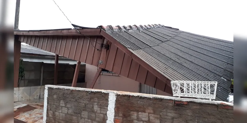 Região oeste da cidade foi a mais atingida. Bombeiros registraram inúmeros casos de destelhamentos e quedas de árvores