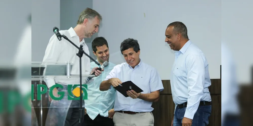 Os membros da equipe vencedora ganharam camisas de jogo do Operário e um ano de curso de inglês, oferecido pelo Centro Europeu