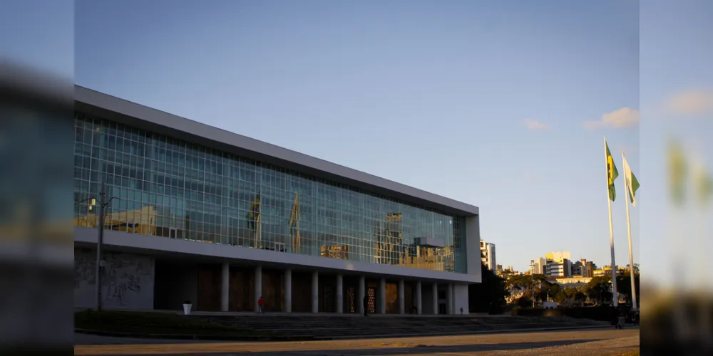 O boletim traz dados sobre a atividade econômica, indústria, comércio, agropecuária, serviços, trabalho, inflação, crédito e comércio exterior.