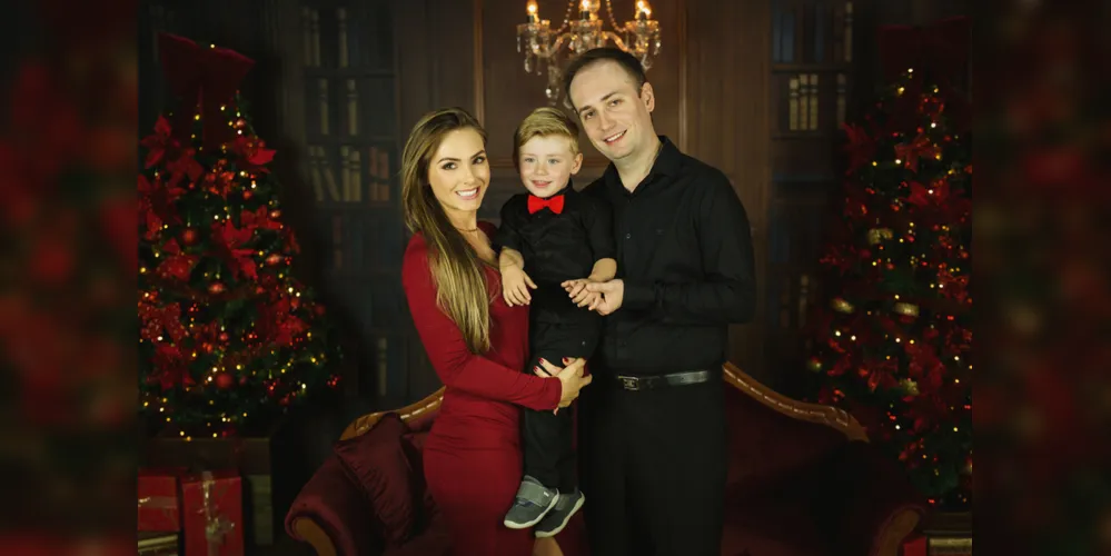 O Estúdio Bonin Fotografia da Família já está preparado com seus cenários de Natal para registrar e eternizar esta data especial. O estúdio conta com dois cenários preparados para toda a família e mais dois cenários infantis. No registro, o casal  André Victor Ignácio e Bruna Neves e seu filho Theo Henrique Ignácio. Com certeza uma excelente dica para nossos leitores que gostam de boas recordações. Agende sua sessão pelo WhatsApp (42)99968- 0940