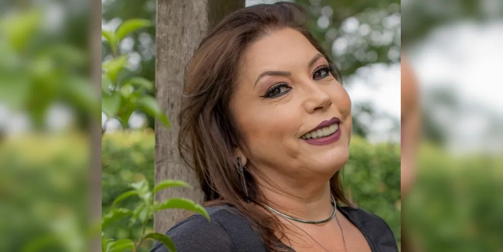  A competente publicitária Nida Ribeiro, que responde pela A4 Comunicação será muito cumprimentada na nesta terça-feira (10), pela passagem de seu aniversário. Nida que com espírito inovador e arrojado cria campanhas de grandes marcas de nossa cidade. Da coluna RC os votos de alegrias e prosperidade.