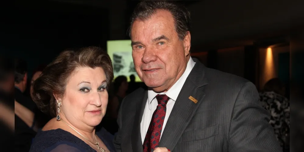  Cirlei e Jeroslau Pauliki, nesta quinta-feira (12), brindaram seus 49 anos de feliz união, bodas de Heliotrópio. O casal é ativo em diversos trabalhos e ações sociais de nossa cidade, além de serem exemplo de amor incondicional a sua família. Da coluna RC os votos de felicidade infinita. 