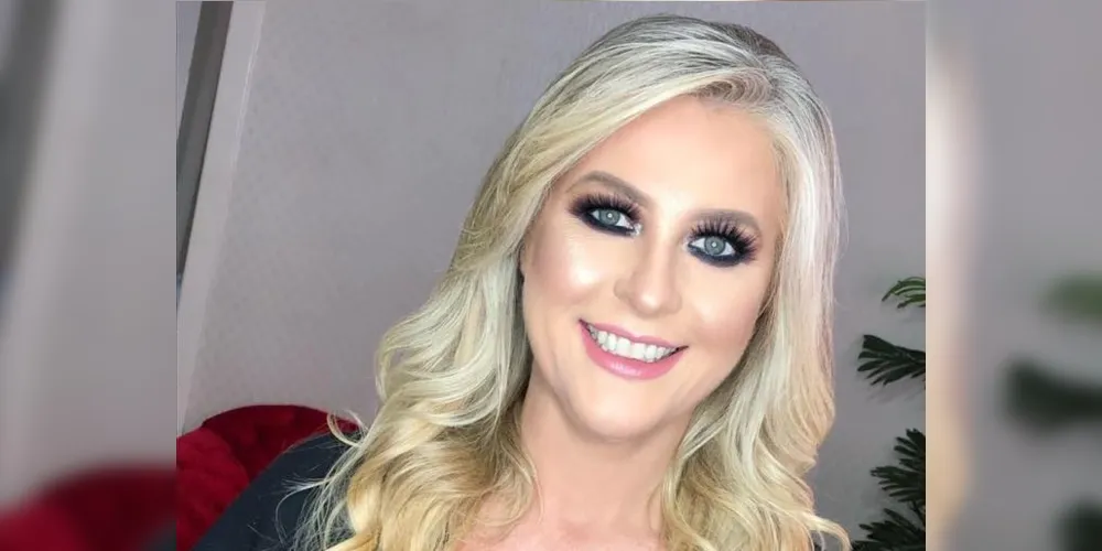 A primeira dama Simone Kaminski Oliveira, será muito cumprimentada pela passagem de seu aniversário no próximo domingo (22). Simone tem se destacado frente aos trabalhos sociais do Serviço de Obras Sociais da Cidade, auxiliando a comunidade carente, além de ser uma mãe para lá de presente na vida dos filhos Juliana e Marcelinho e sempre acompanhando o esposo, Marcelo, nos compromissos oficiais da Prefeitura Municipal. Dona de uma beleza inconteste, Simone é o cartão de visitas do Município. Da coluna RC os votos de felicidades e saúde. 