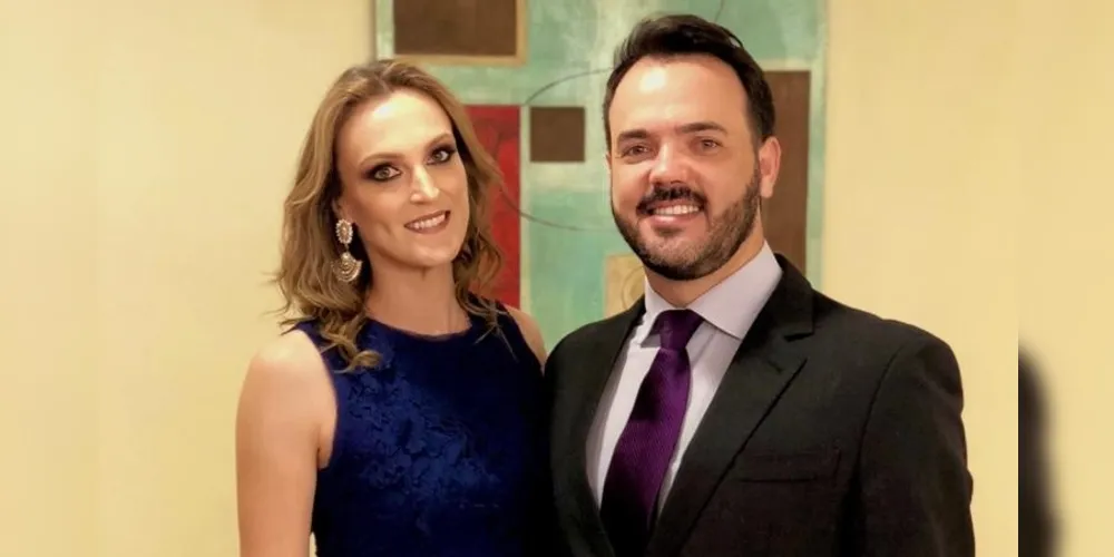 FRANK E VALESKA BOBATO - O respeitado médico dermatologista Franck Wellington Bobato, foi muito cumprimentado pela passagem de seu aniversário na última quinta-feira (2). Franck ao lado de sua esposa, a conceituada fisioterapeuta Valeska Bobato, vem se destacando à frente da clínica de saúde e beleza Inpelle. No registro Franck e Valeska Bobato. Da coluna RC os votos de felicidades e sucesso.