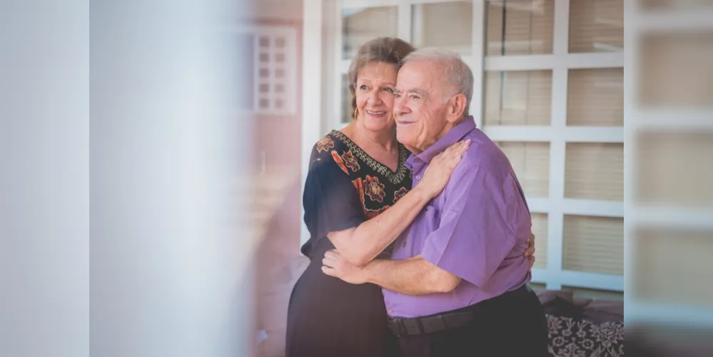  Teresa e Carlos Cury festejam os 58 anos de feliz união na próxima segunda-feira (6), bodas de vidro, objeto sólido, porém transparente e frágil, o material representa que, apesar dos anos de convivência, a relação só se mantém quando bem cuidada assim como o casal transmite na rotina diária. Exemplo de amor, amizade e companheirismo, Carlos e Teresa são a espinha dorsal da família e por toda sua vida conjugal transmitiu aos seus quatro filhos harmonia, carinho e respeito mútuo. Da coluna RC os votos de contínuas alegrias no seio familiar e muita saúde para seguir sendo exemplo de amor e perseverança! Parabéns!