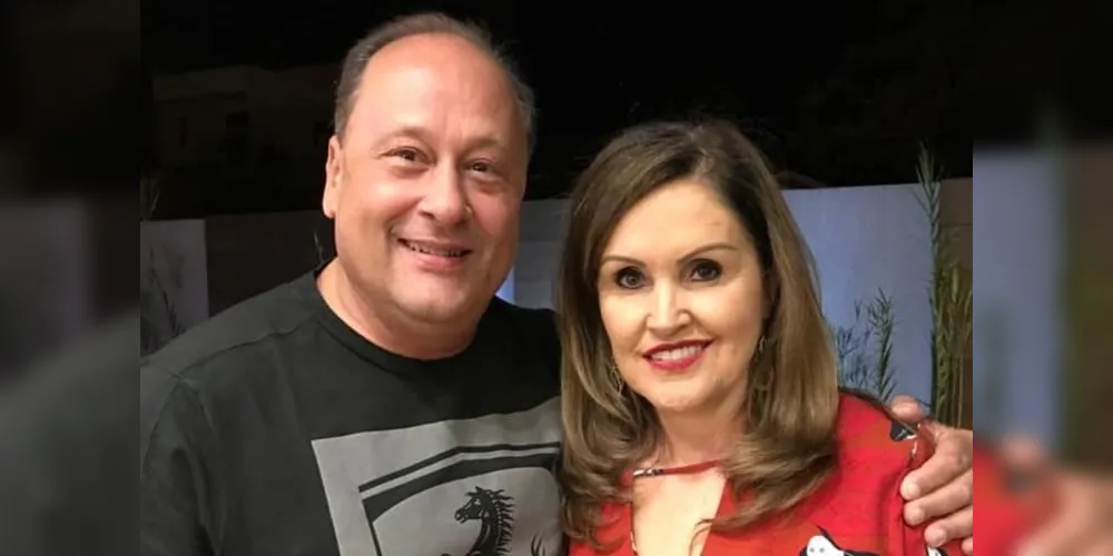 BODAS DE AVENTURINA - Rogério e Elaine Bueno

comemoraram nesta terça-feira (7), seus 37 anos de casados, Bodas de

Aventurina. A aventurina é uma pedra preciosa de beleza singular e também rara.

Assim são os 37 anos de união: preciosos! Da

coluna RC o desejo de anos de felicidade, união, amizade e amor.