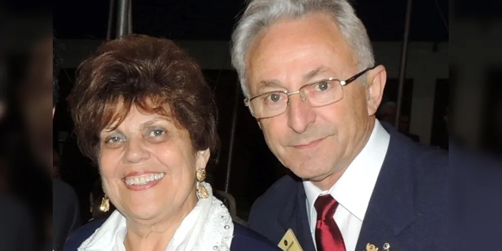 BODAS DE OURO – O casal Marilu e João Péricles Goulart, ambos ex Governadores do Lions Internacional, na última sexta-feira (10), receberão os cumprimentados pela passagem de suas Bodas de Ouro, 50 anos de feliz união. Esta celebração é extremamente importante por seu significado de longevidade. Para simbolizar uma data de tamanha magnitude, o material eleito é o ouro, um metal duradouro e precioso.
O casal é exemplo de atuação em ações beneficentes e juntos construíram baseado na caridade e no amor ao próximo, uma sólida relação. Da coluna RC os votos de saúde e alegrias ao casal. 
