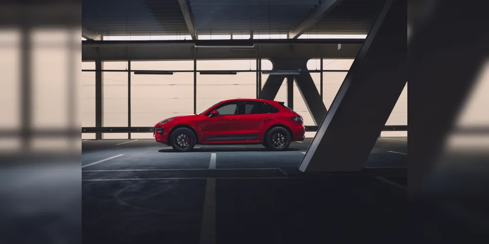 Modelo tem estofamento em couro Vermelho Carmim ou Crayon e sistema de som BOSE 