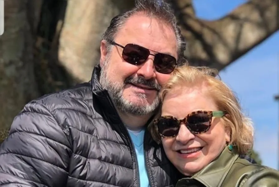 BRINDE A VIDA - O Secretário de Administração e Recursos Humanos da Prefeitura, Ricardo Linhares, festeja idade nova nesta quinta-feira (16) . Um dos nomes fortes da administração Rangel, Ricardo desenvolve grandes projetos na área de inovação e gestão de pessoas. No registro especial para a coluna, Ricardo e sua esposa Claudia. Nossos votos de felicidade ao aniversariante!