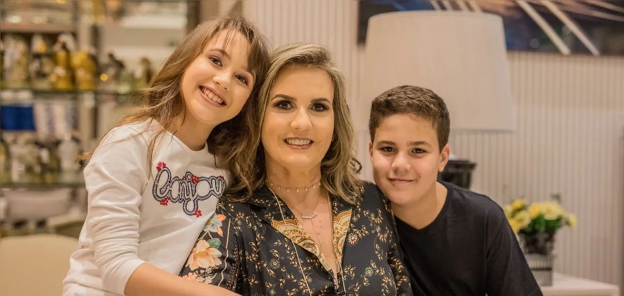 FELICITAÇÕES - Adriana Campagnoli reserva a data de hoje (16), para receber os cumprimentos pela chegada de seu aniversário. Adriana é presença sempre confirmada nos principais eventos sociais e filantrópicos de nossa cidade. No registro, Adriana com seus filhos Leonardo e Luiza Campagnoli.
Da coluna RC os votos de realizações.