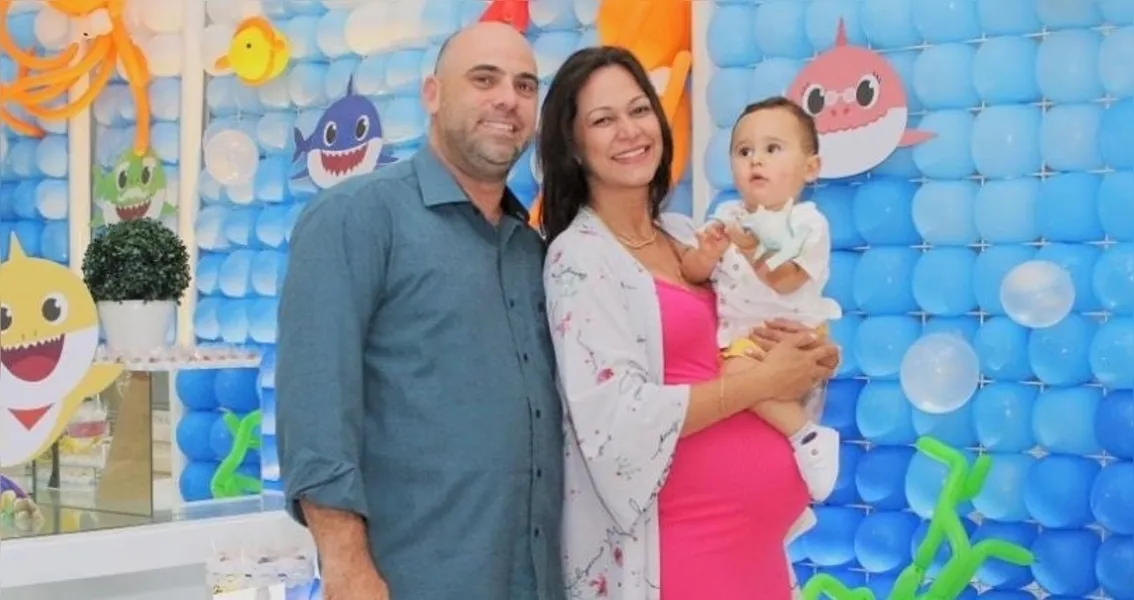 BODAS - O casal Felippe e Fernanda Vargas brindaram na última segunda-feira (20), suas bodas de trigo ou coro, seu terceiro ano de casados. O significado dos símbolos é simples: o primeiro representa o amadurecimento do casal, além da prosperidade e união. Já o segundo elemento simboliza a proteção que o contato diário proporciona. No registro, Felippe e Fernanda com o filho Lucca, vale registrar que o casal celebra a chegada de seu segundo filho Theo.

Da coluna RC os votos de uma vida feliz, regada sempre na cumplicidade e no amor.