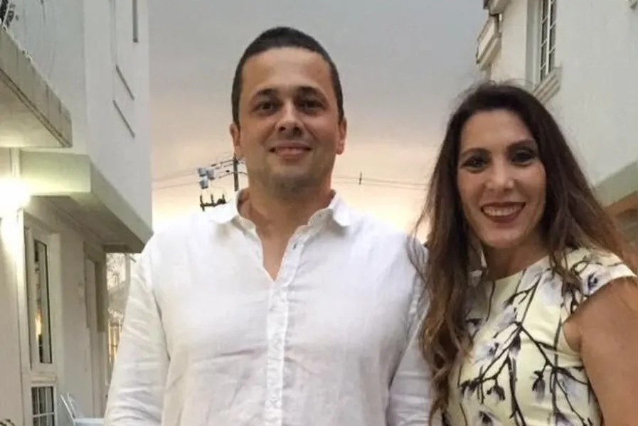 TROCA DE IDADE - O conceituado médico Rafael Brandão, foi muito cumprimentado pela passagem de seu aniversário na última segunda-feira (20). Rafael que é destaque entre os médicos na área de cirurgia vascular, celebra a data na intimidade familiar. No registro, Rafael e sua esposa Mara Braun. Da coluna RC o desejo de uma vida repleta de realizações.