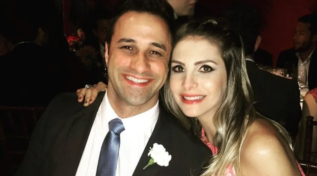 BDAY- A paisagista Ana Augusta Fruet Lupion Thomé, sinônimo de beleza e elegância, recebe as felicitações da coluna RC, pela passagem de seu aniversário nesta quarta-feira (5). No registro, Ana e seu marido o conceituado cirurgião plástico, Marcus Thomé. Da coluna RC os votos de alegrias e sucesso.