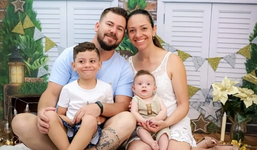 FELICITAÇÕES- O músico e coordenador de vendas, Fernando de Camargo, receberá as felicitações pela troca de idade nesta quarta-feira (5). No registro especial, Fernando com sua esposa Michelle e seus filhos Vicenzo e Benicio. Da coluna RC os votos de felicidades e sucesso.