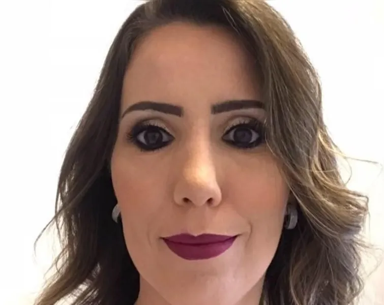 BRINDE A VIDA - A médica veterinária Marina Dal Col receberá os cumprimentos pela passagem de seu aniversário nesta quarta-feira (5). Da coluna RC os votos de alegrias e prosperidade.