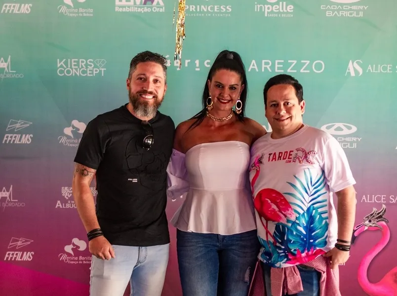 REGISTRO – No registro, Jean Pablo Favarin, Carla Favarin e este colunista, na recente festa “Tarde com RC”, que animou o sábado a tarde de mais de uma centena de pessoas. 