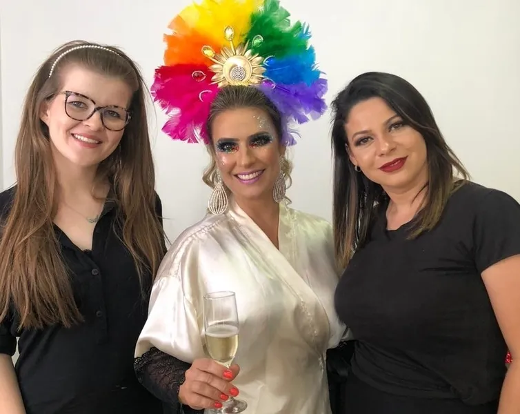 BELA-  Mariele Araujo foi uma das madrinhas selecionadas para a primeira edição da festa “ Tarde com RC ” e teve sua produção feita pelas competentes profissionais, a maquiadora Vanessa Janoni e a hair stylist  Angélica Pires, que integram o staff do badalado Salão Menina Bonita. 