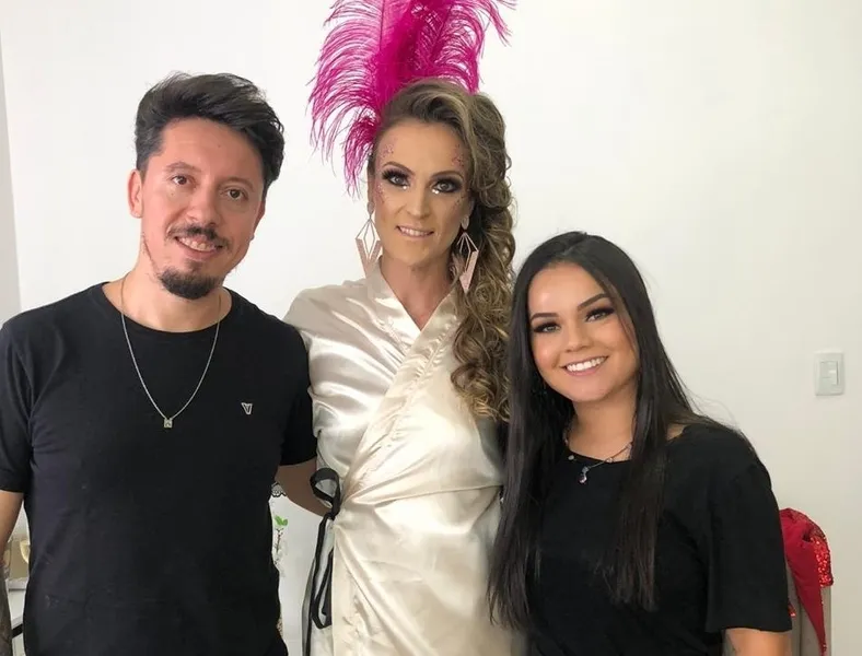 DIVA – Valeska Bobato foi uma das madrinhas selecionadas para a primeira edição da festa “Tarde com RC” e teve sua produção feita pelos competentes profissionais a maquiadora Lorraine Ribeiro e a hair stylist Marcio Lima  e , que integram o staff do badalado Salão Menina Bonita. 