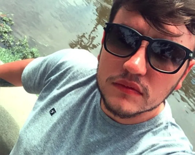 BDAY - O hairstylist Alexandre Kutcher recebeu as felicitações pela troca de idade na última segunda-feira (17). Alexandre integra o time de competentes profissionais do badalado salão Menina Bonita. Da coluna RC os votos de alegrias e sucesso.