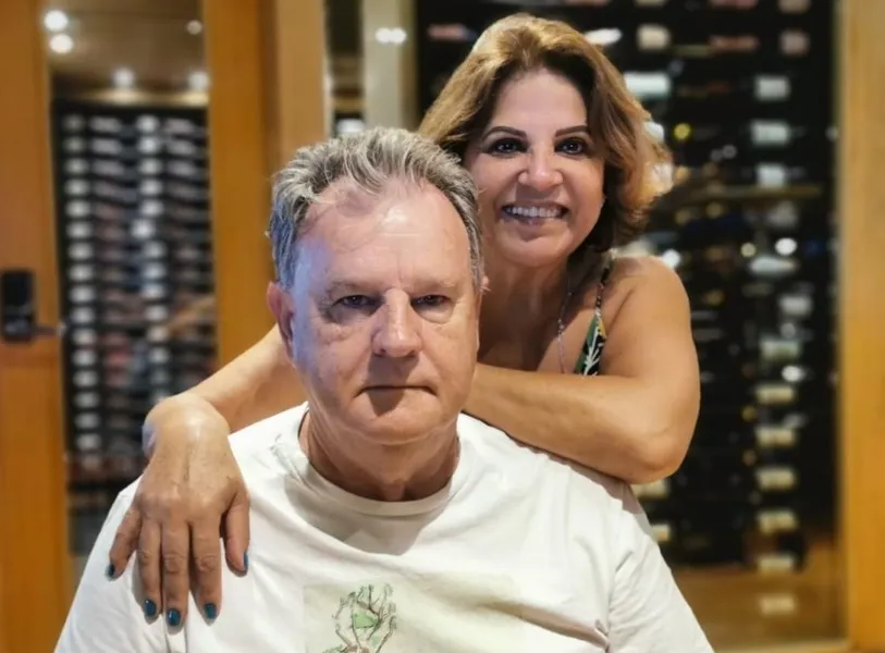 BODAS - Ângela e Mario Barszcz nesta terça-feira (18) celebram, ao lado de seus familiares, seus 42 anos de casados, bodas de prata dourada. A prata dourada representa o vigor e o equilíbrio, tão necessários nos 42 anos de casamento. O material é nobre, raro e bastante resistente. Essa união regada a muito amor e cumplicidade, serve de inspiração para todos, ao construírem uma linda história familiar. Da coluna RC o desejo de felicidades infinitas.