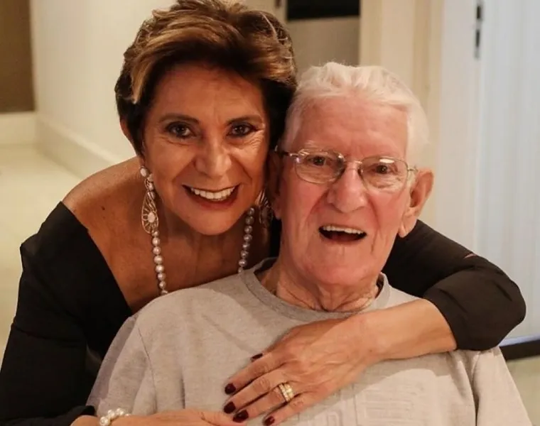 FELICITAÇÕES - Alberto Silveira no último sábado (15), brindou ao lado de familiares à passagem de seu aniversário. No registro especial, Alberto e sua filha Elizabeth Silveira Schmidt. Da coluna RC os votos de saúde e alegrias.