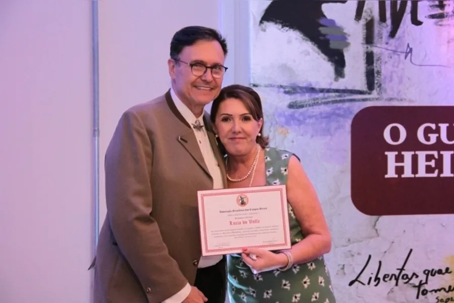 DOCE CONFEITAR - Carlos Mendes Fontes Neto, presidente da Associação Germânica dos Campos Gerais e Lucia do Valle