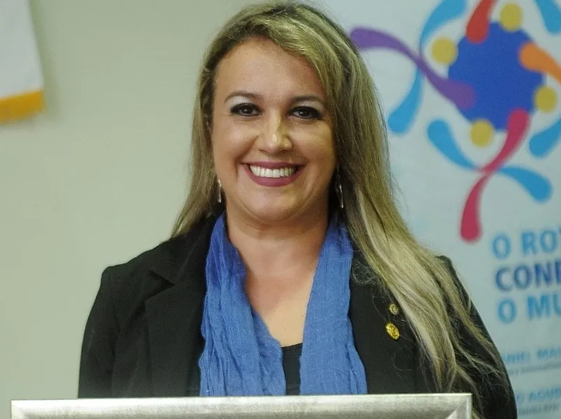  RECONHECIMENTO - Tathy Scorsin recebe homenagem do Rotary Ponta Grossa Vila Velha. Em reunião festiva, a empresária Thatiana Scorsin recebeu na noite do dia 18, quarta-feira, uma homenagem do Rotary Clube de Ponta Grossa Vila Velha, pelos relevantes serviços prestados durante sua gestão (2016-2017). Na ocasião o presidente do clube, Romualdo Camargo agradeceu a presença e enalteceu o trabalho desenvolvido no Rotary e na comunidade pela empresária do ramo do transporte.