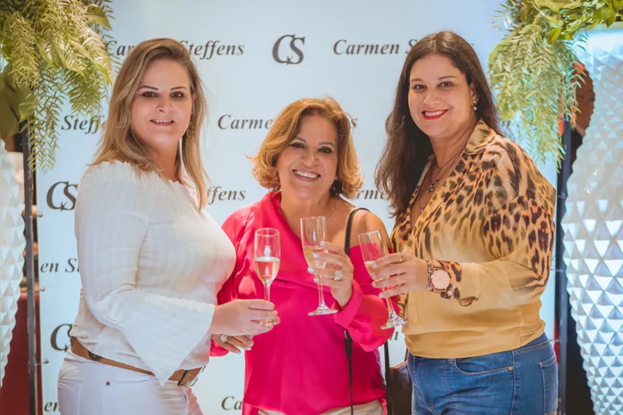 PORTRAIT - Prestigiando recentemente o badalado evento de lançamento da coleção Carmen Steffens, Ângela Barszcz ladeada por suas filhas, Gissely Barszcz e Michelly Barszcz.