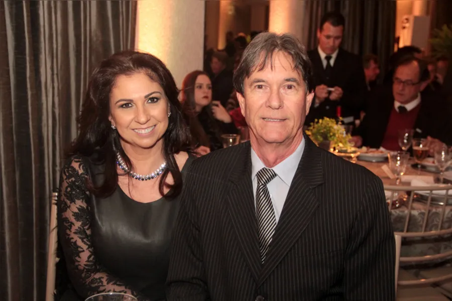 BRINDE A VIDA - O agropecuarista Edilson Gorte será muito cumprimentado pela passagem de seu aniversário nesta quarta-feira (25). No registro especial, Edílson e sua esposa Patricia Gorte. Da coluna RC os votos de alegrias e sucesso.