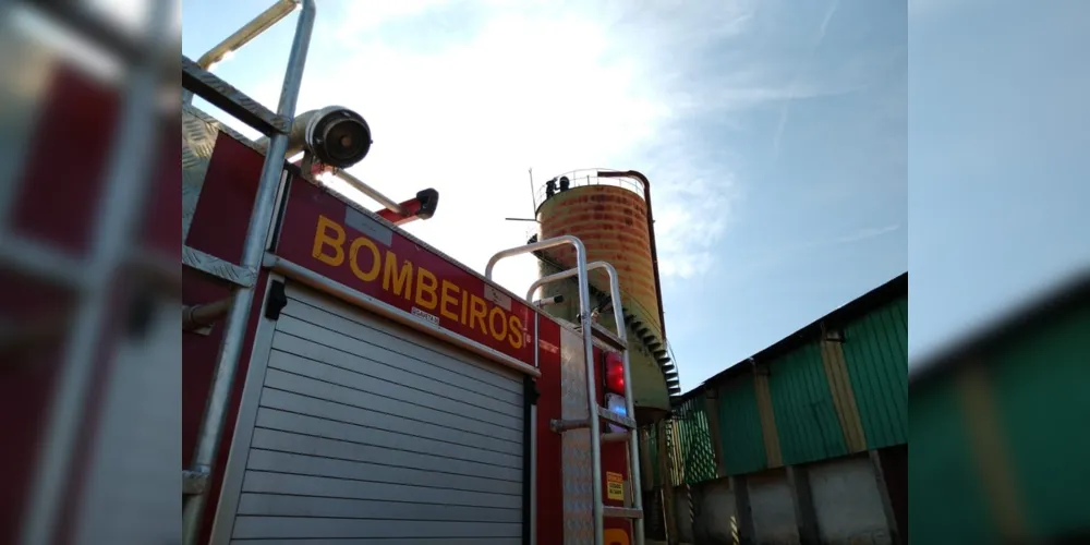 Viaturas dos Bombeiros foram enviadas ao local para controlar as chamas.