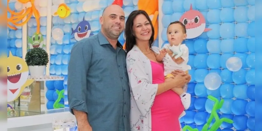 BODAS - O casal Felippe e Fernanda Vargas brindaram na última segunda-feira (20), suas bodas de trigo ou coro, seu terceiro ano de casados. O significado dos símbolos é simples: o primeiro representa o amadurecimento do casal, além da prosperidade e união. Já o segundo elemento simboliza a proteção que o contato diário proporciona. No registro, Felippe e Fernanda com o filho Lucca, vale registrar que o casal celebra a chegada de seu segundo filho Theo.

Da coluna RC os votos de uma vida feliz, regada sempre na cumplicidade e no amor.