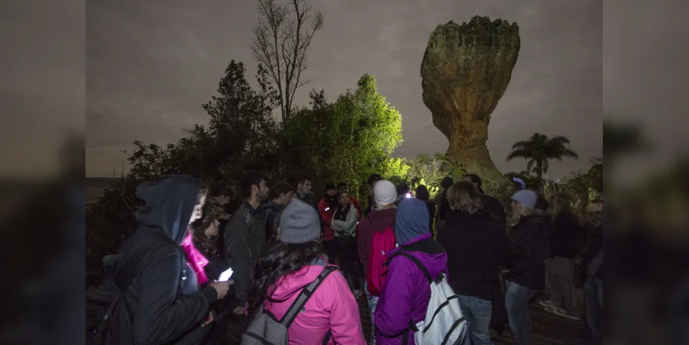 Durante o passeio, são transmitidas informações sobre astronomia e aspectos naturais da Unidade de Conservação. Ao término, é possível observar o melhor do céu noturno com um potente telescópio