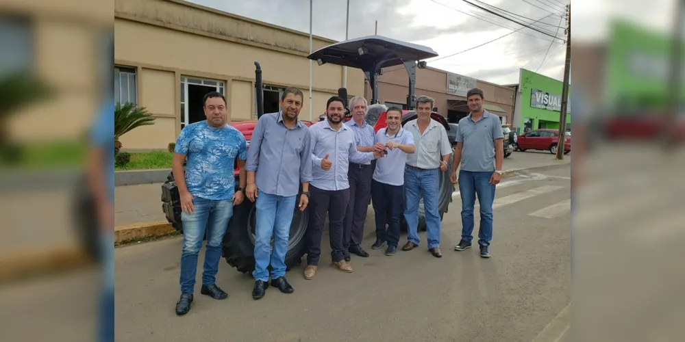 Aliel percorre os municípios para realizar a entrega de equipamentos e materiais adquiridos 