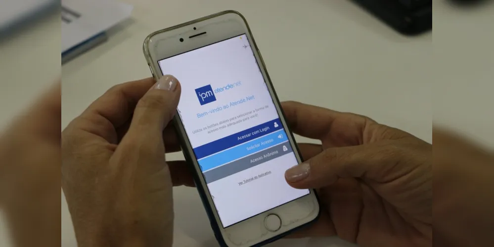 Para ter acesso aos serviços, o cidadão deve baixar o aplicativo pelo celular.