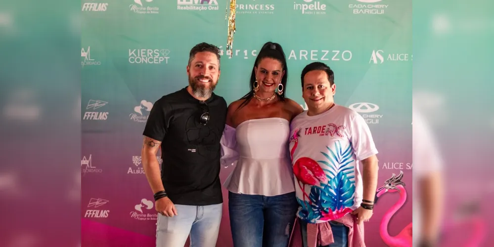 REGISTRO – No registro, Jean Pablo Favarin, Carla Favarin e este colunista, na recente festa “Tarde com RC”, que animou o sábado a tarde de mais de uma centena de pessoas. 